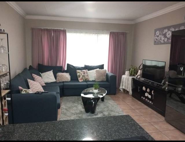 2 BEDROOM TOWNHOUSE FOR SALE IN PETERSFIELD